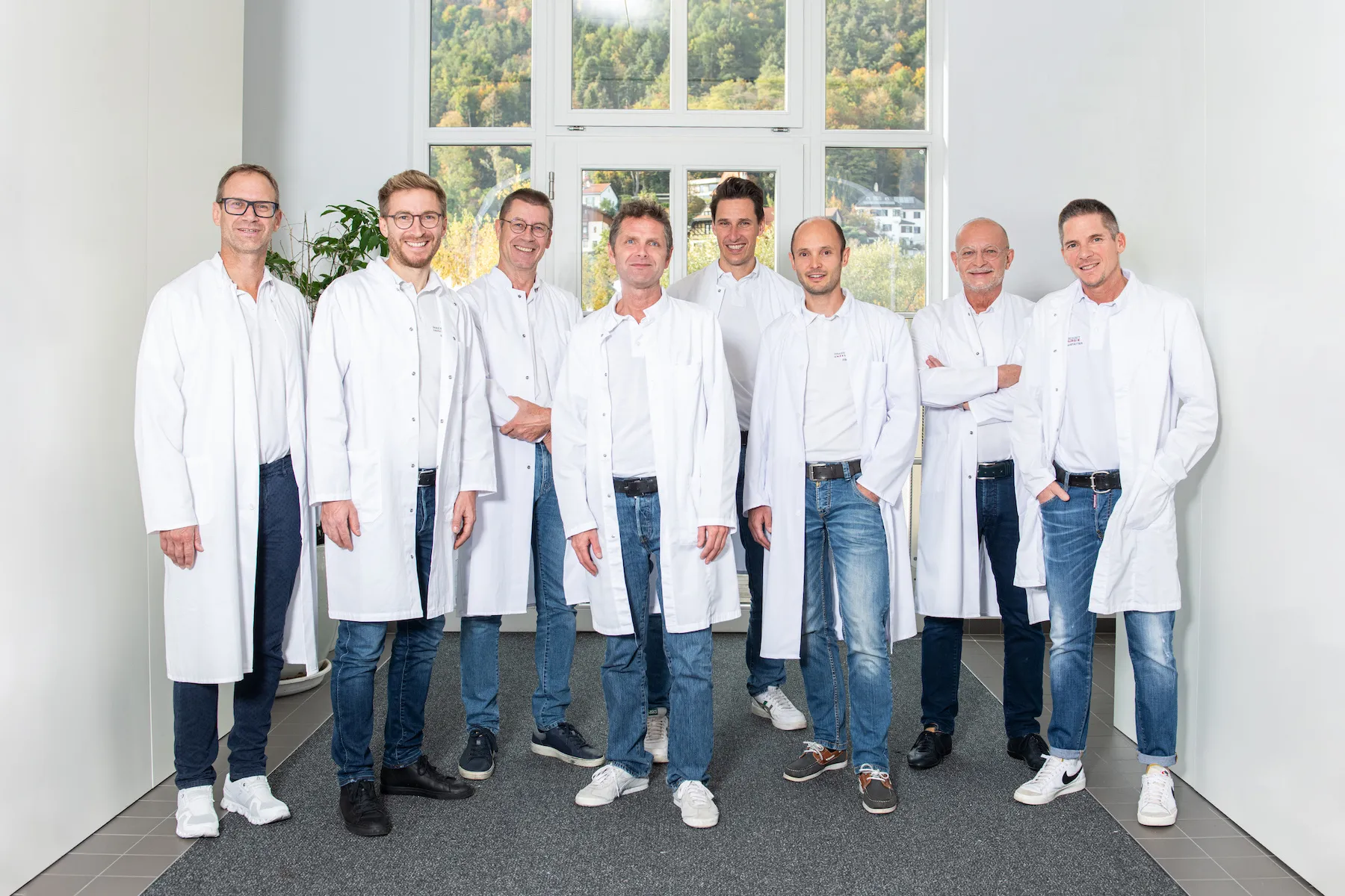 Die Ärzte der Praxisgemeinschaft Unfallchirurgie in weißen Mänteln